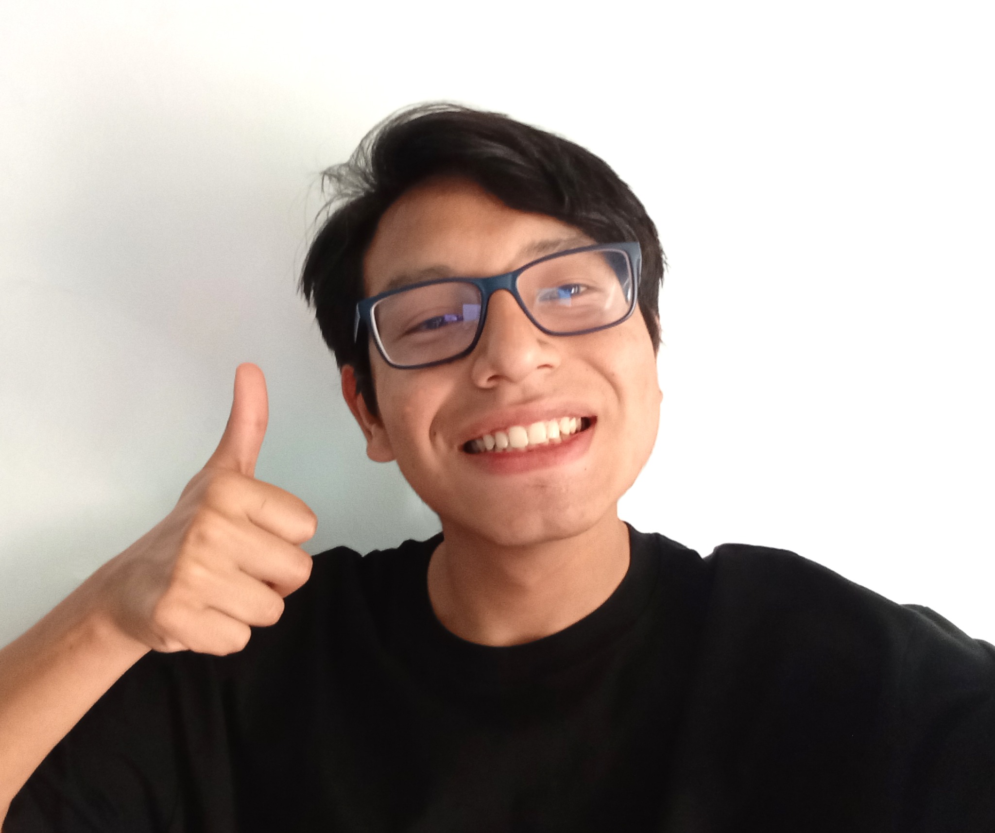 Leo Missael sonriendo y haciendo un gesto de aprobación